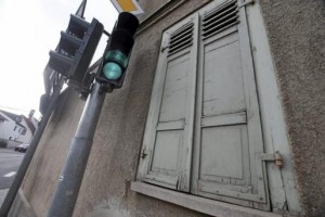 Dieser Fensterladen an einem Haus in der Frankfurter Straße wird von der neuen Ampelanlage "völlig blockiert". Foto: Reuß