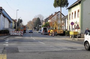 Auch Fahrzeuge, die aus Wicker nach Weilbach fahren, sollen durch Pförtnerampeln dosiert in den Stadtteil geleitet werden. Fotos: Nietner