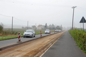 Lediglich einspurig ist wegen der Straßenbauarbeiten derzeit die B 519 zwischen Flörsheim und Weilbach befahrbar. Foto: Schmidt